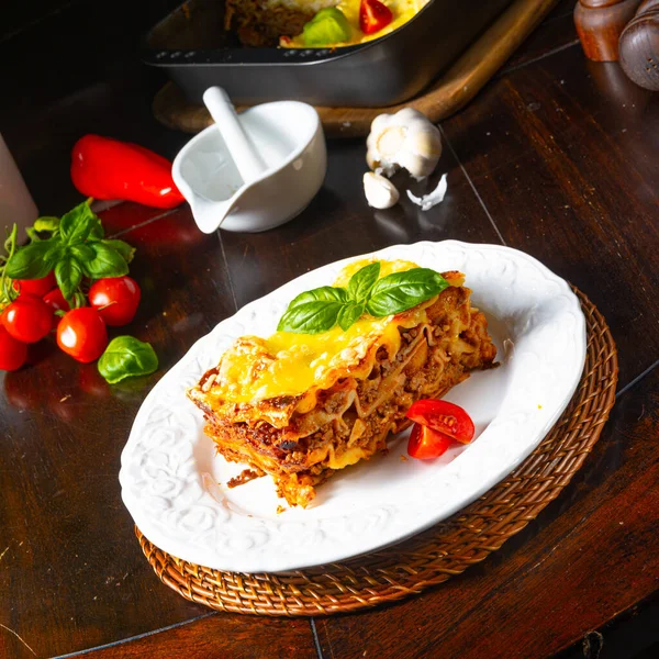 Köstliche Lasagne Mit Bolognese Und Bechamelsauce — Stockfoto