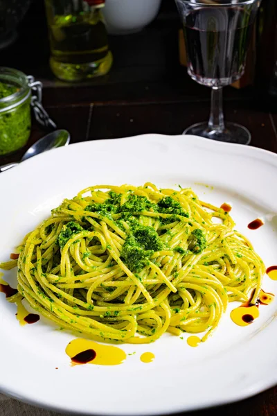 Pasta Met Wilde Knoflook Pesto Pijnboompitten — Stockfoto