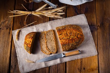 Keten tohumu ekmeği, haşhaş tohumu ve susam karışımı.