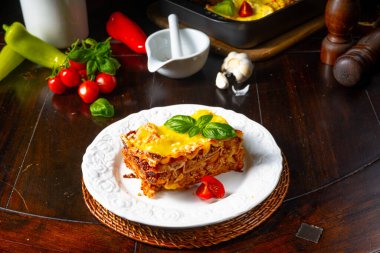 Bolonez ve beşamel soslu lezzetli lazanya.