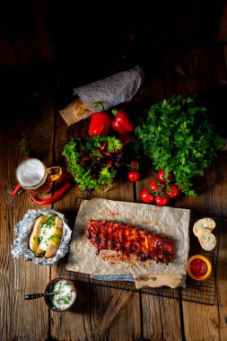 Baharatlı pirzola, fırında patates ve ekşi krema