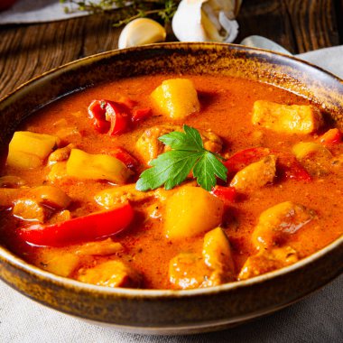 Kırmızı biberli rustik Macar gulaş çorbası.