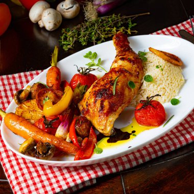 Kızarmış tavuk budu, sebze ve pilav.