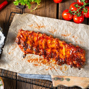 Baharatlı pirzola, fırında patates ve ekşi krema