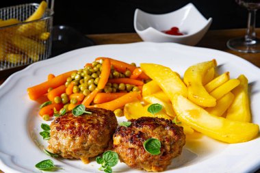 Patates kızartması ve sebzeli ev yapımı köfte.