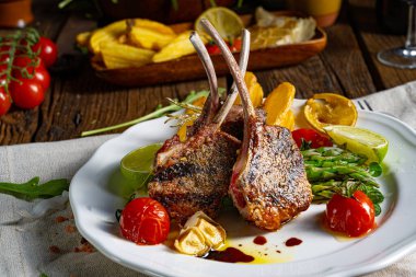 Yeşil kuşkonmaz ve limonla marine edilmiş kuzu pirzolası.