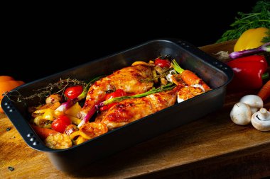 Çeşitli sebzelerle kızarmış tavuk bacağı.