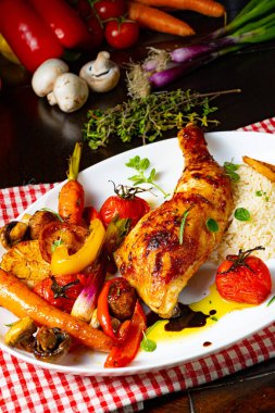Kızarmış tavuk budu, sebze ve pilav.