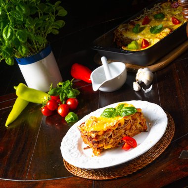 Bolonez ve beşamel soslu lezzetli lazanya.