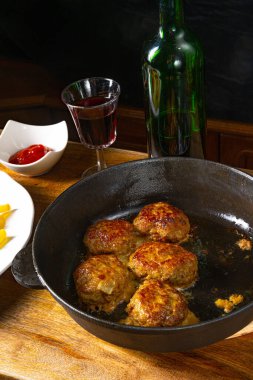 Patates kızartması ve sebzeli ev yapımı köfte.