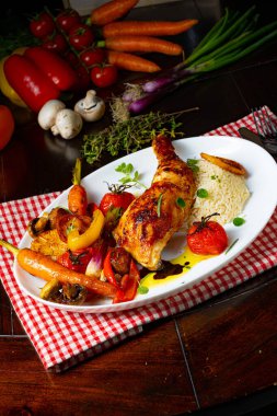 Kızarmış tavuk budu, sebze ve pilav.