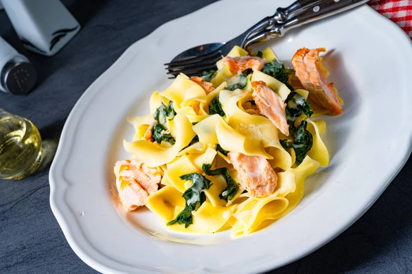 Tagliatelle Con Salmón Espinacas Salsa Crema —  Fotos de Stock