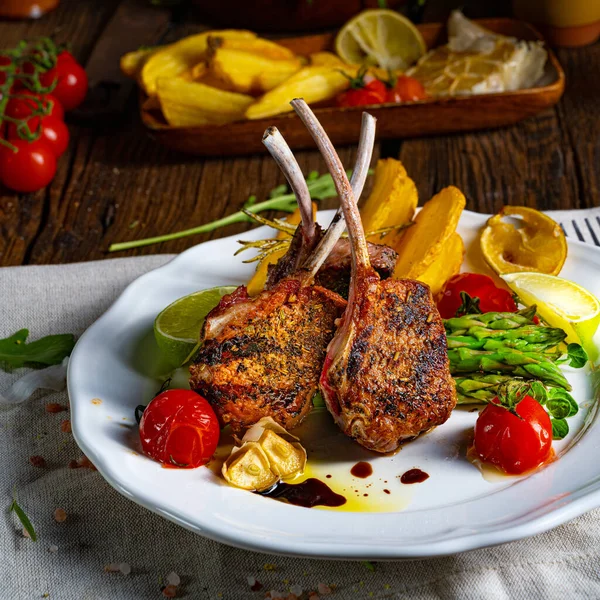 Yeşil kuşkonmaz ve limonla marine edilmiş kuzu pirzolası.