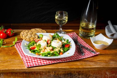 Keçi peyniri ve bal soslu roket salatası.