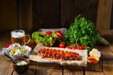 Baharatlı pirzola, fırında patates ve ekşi krema