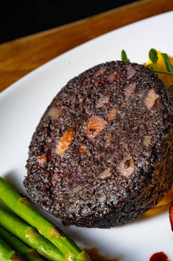 Yeşil kuşkonmaz ve kızarmış elmalı puding.