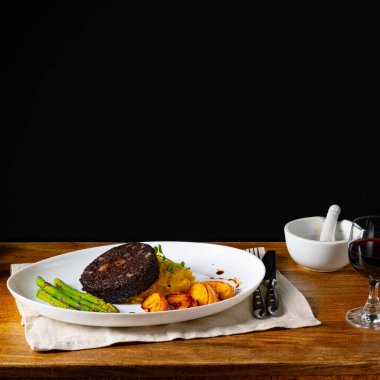 Yeşil kuşkonmaz ve kızarmış elmalı puding.