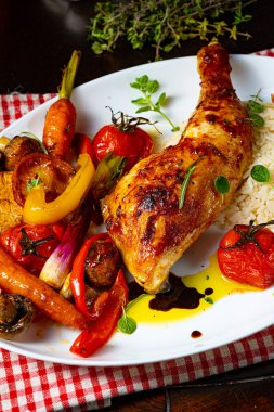 Kızarmış tavuk budu, sebze ve pilav.