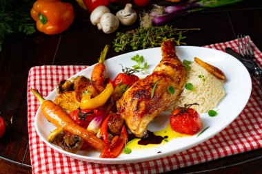 Kızarmış tavuk budu, sebze ve pilav.