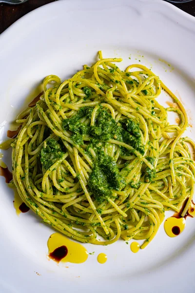 意大利面 配大蒜 豌豆和松果 — 图库照片