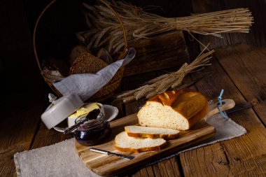 Tereyağlı beyaz ekmek ve lezzetli reçel