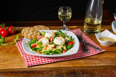 Keçi peyniri ve bal soslu roket salatası.