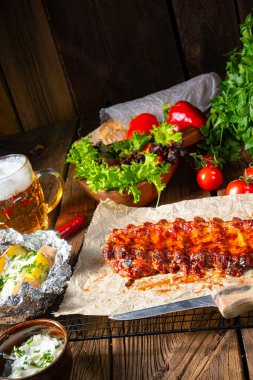 Baharatlı pirzola, fırında patates ve ekşi krema