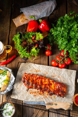 Baharatlı pirzola, fırında patates ve ekşi krema