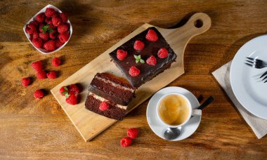 Ahududu ve kahveli çikolatalı kek.