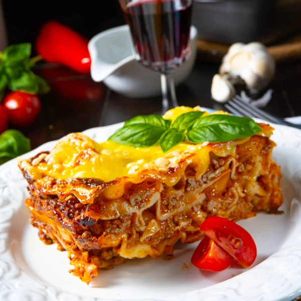 Deliciosa Lasanha Com Molho Bolonhesa Bechamel — Fotografia de Stock