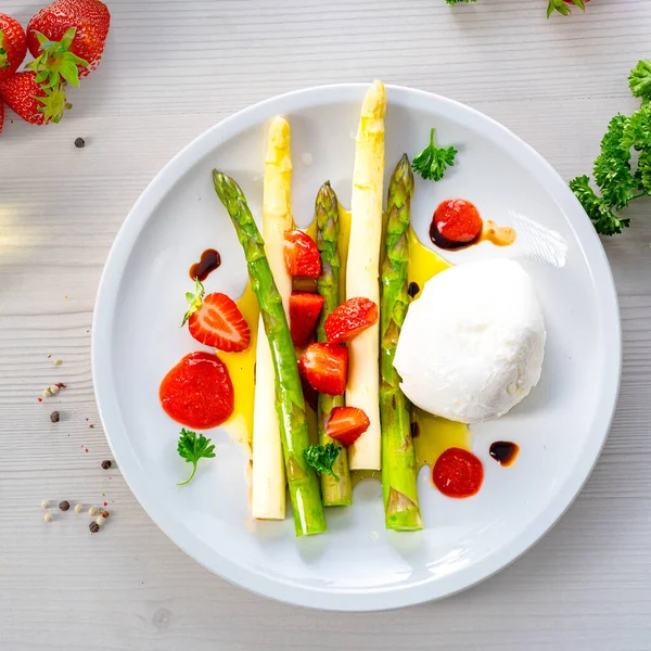 Queso Burrata Con Espárragos Fresas —  Fotos de Stock