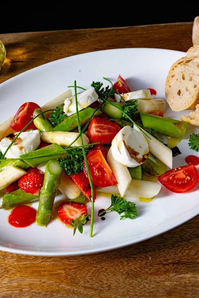 Salade Asperges Aux Fraises Tomates Fromage Chèvre — Photo