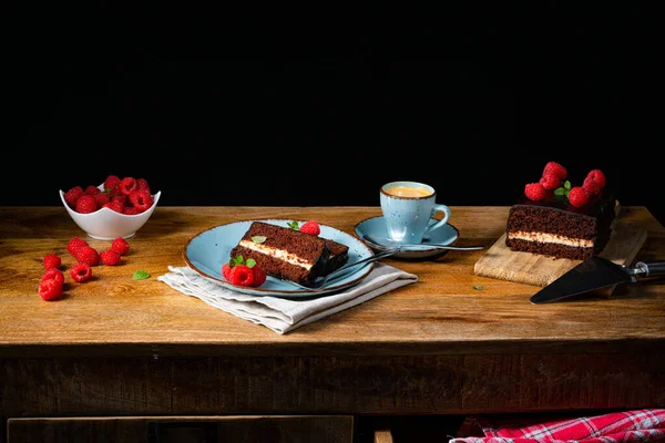 Rustikaler Schokoladenkuchen Mit Himbeeren Und Kaffee — Stockfoto