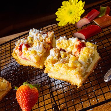 Çilekli raventli kek ve şekerleme.