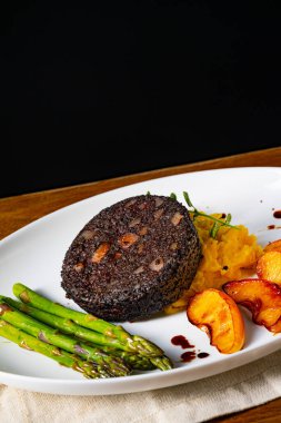 Yeşil kuşkonmaz ve kızarmış elmalı puding.