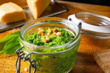 Çam fıstıklı sarımsaklı pesto.