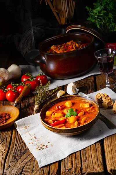 Rustieke Hongaarse Goulash Soep Met Paprika — Stockfoto