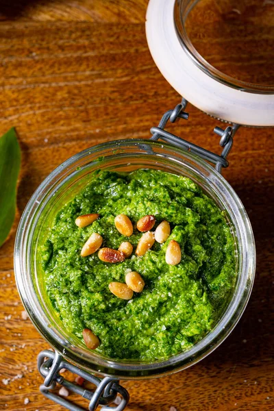 Delicioso Pesto Alho Selvagem Com Pinhões — Fotografia de Stock