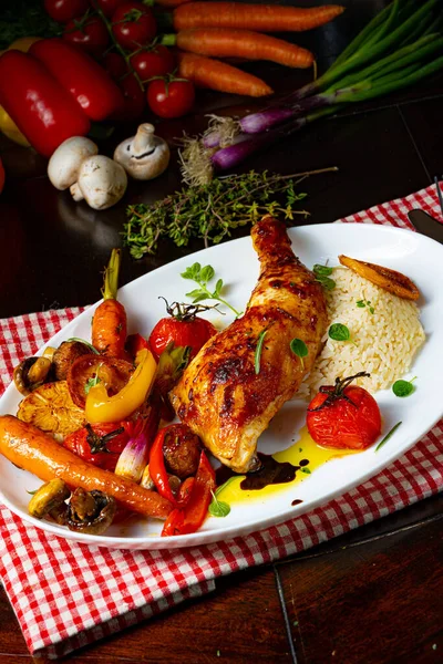 Pernas Frango Fritas Rústicas Com Legumes Variados Arroz — Fotografia de Stock