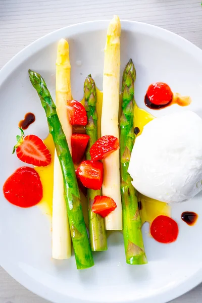 Burrata Aux Asperges Fraises — Photo