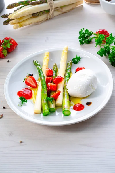 Burrata Con Asparagi Fragole — Foto Stock