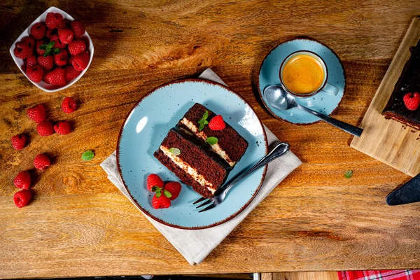 ラズベリーとコーヒーと素朴なチョコレートケーキ — ストック写真