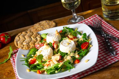 Keçi peyniri ve bal soslu roket salatası.