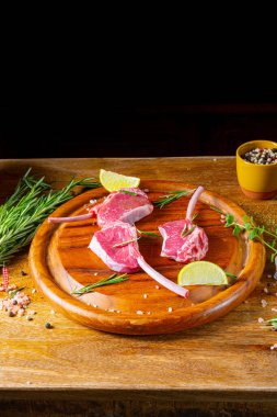 Çiğ Kuzu Pirzolası Tahta Kesme Tahtası