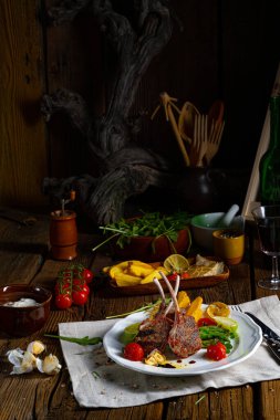 Yeşil kuşkonmaz ve limonla marine edilmiş kuzu pirzolası.