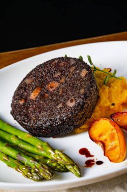 Yeşil kuşkonmaz ve kızarmış elmalı puding.