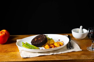 Yeşil kuşkonmaz ve kızarmış elmalı puding.