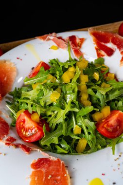 Kurutulmuş İspanyol jambonlu roket salatası.