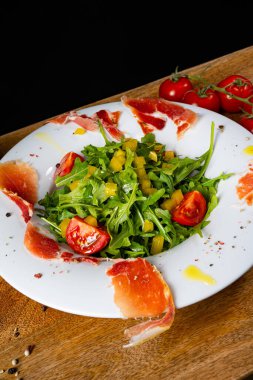 Kurutulmuş İspanyol jambonlu roket salatası.