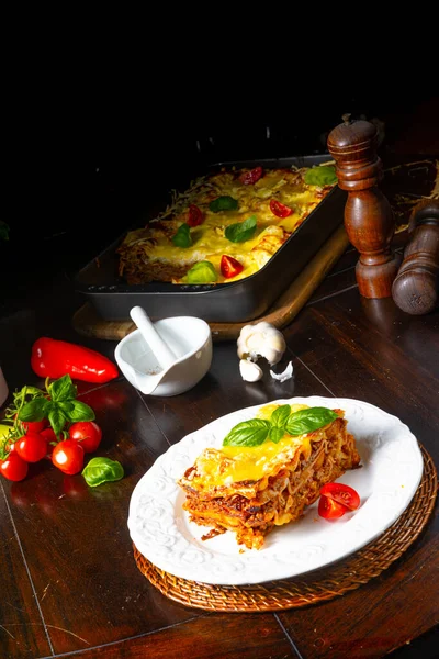 Köstliche Lasagne Mit Bolognese Und Bechamelsauce — Stockfoto